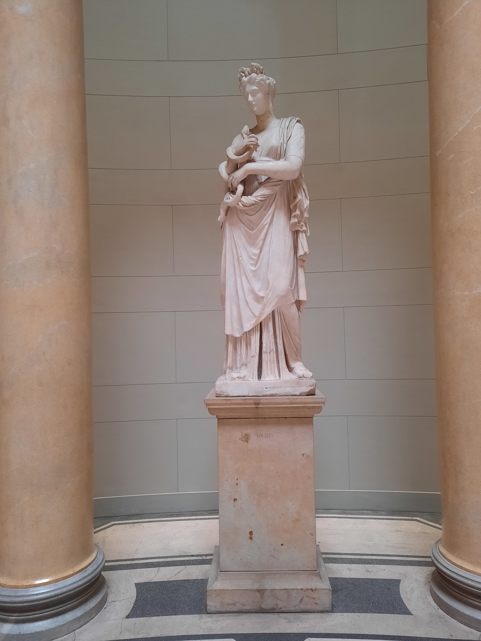 Hygieia statue, Altes Museum, Berlin - 02.jpg